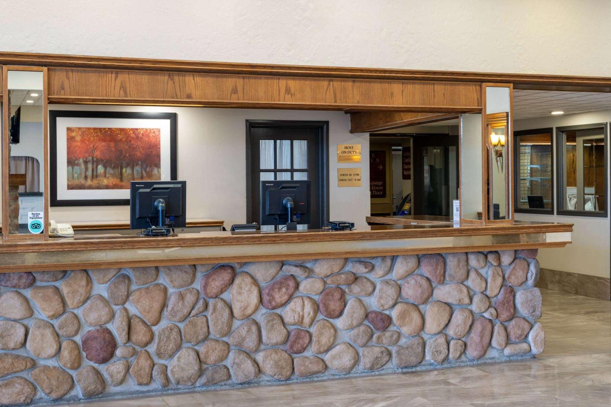 Ramada By Wyndham Thunder Bay Airlane Hotel Exterior foto