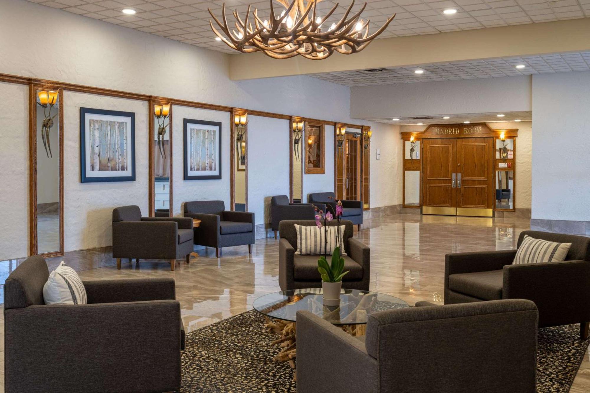 Ramada By Wyndham Thunder Bay Airlane Hotel Exterior foto